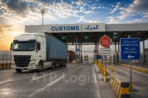 کامیون کانتینری در حال انجام تشریفات گمرکی در پایانه مرزی برای ترانزیت خارجی کالا
